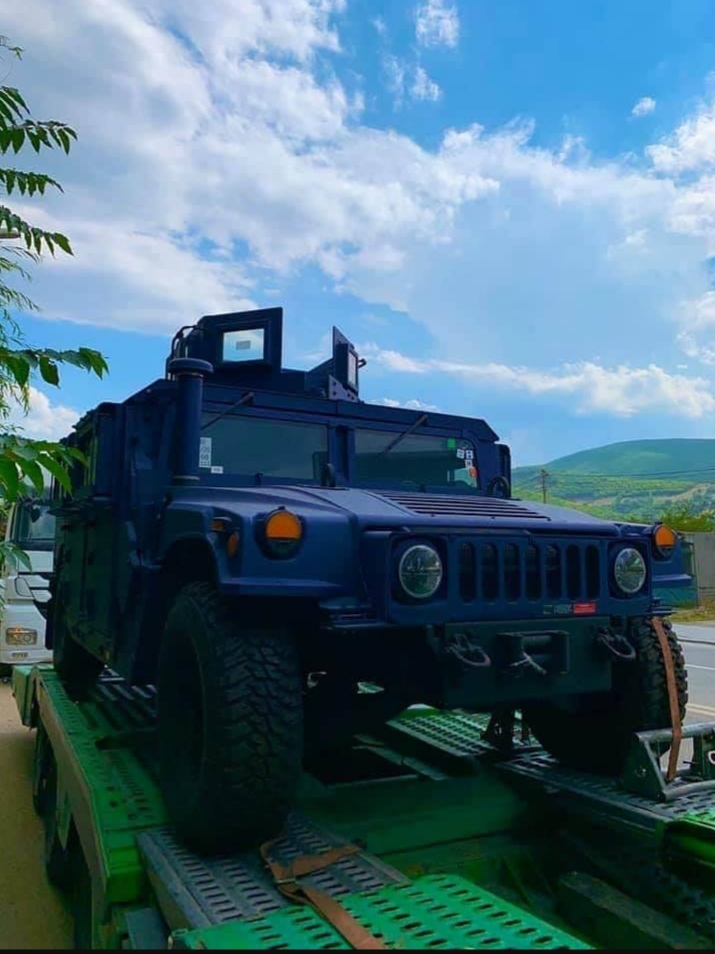 Pamje – Arrijnë në Kosovë mjetet e blinduara të Ushtrisë të blera në Amerikë