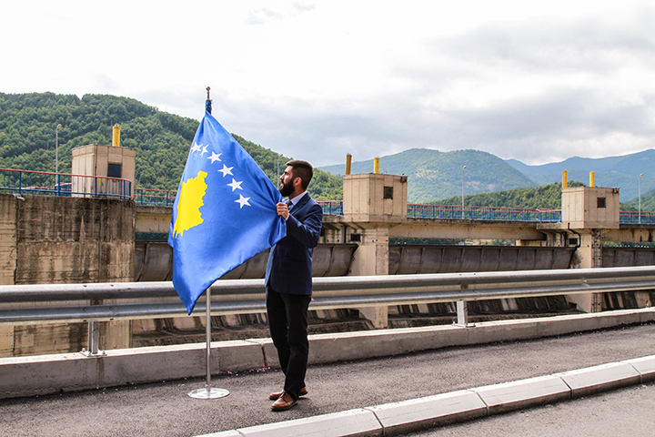 Flamuri i Kosovës vendoset tek Liqeni i Ujmanit