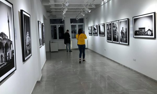 Serbët në Beograd, përmes një ekspozite, shohin krimet e shtetit të tyre ndaj shqiptarëve