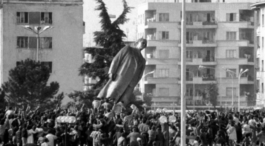 30 vjet nga rrëzimi i bustit të Enver Hoxhës