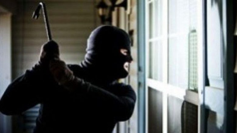 Vjedhje e rëndë në Suharekë: Hajnat vjedhin 7 mijë euro para dhe 4 mijë euro stoli në një shtëpi