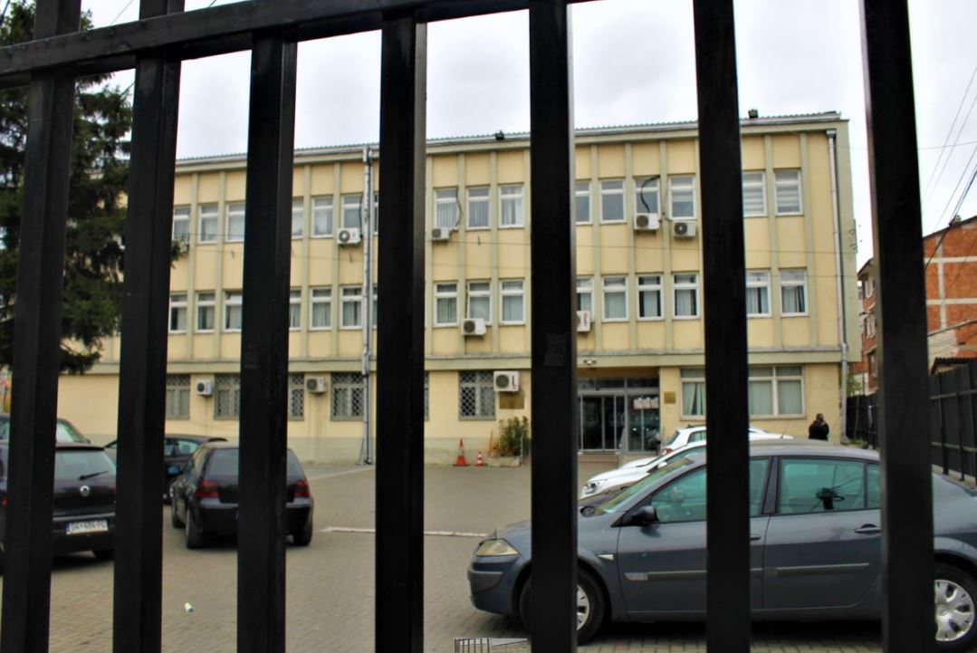 Një muaj paraburgim për të dyshuarin për vjedhjen e 1.500 eurove në një pompë derivatesh në Suharekë