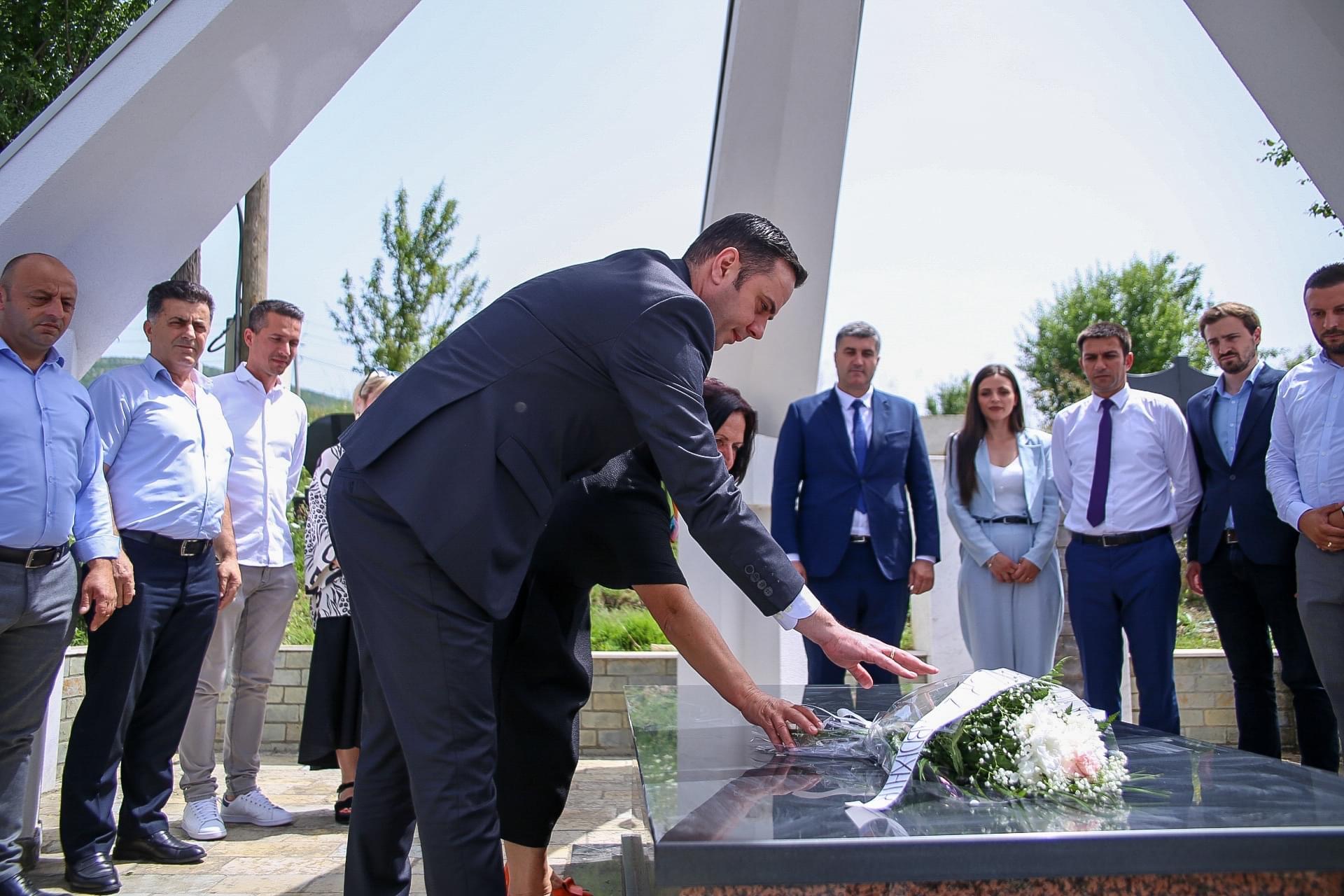 Abdixhiku bën homazhe te varri i Ukë Bytyçit, nga aty jep një porosi për qytetarët