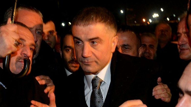 Kush është Sedati, bosi i mafias dhe cilat janë akuzat e tij që kanë “trazuar” qeverinë e Turqisë?