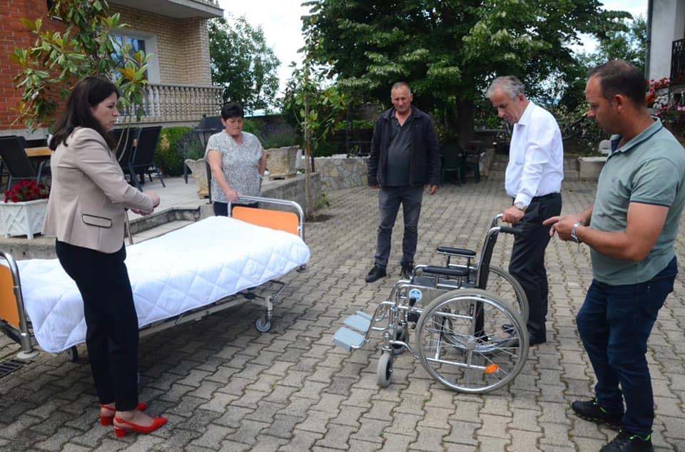 Muharremaj dhe Handikos dhuruan karrocat dhe shtretërit ortopedik që janë donacion nga Gjermania