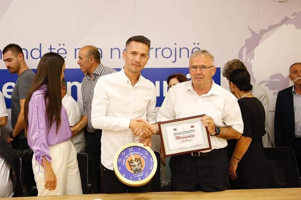 Veprimtari dhe atdhetari Ukë Bytyçi dekorohet me mirënjohjen “Ora e Presidentit”