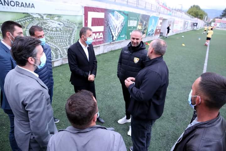 Salih Zyba i shoqëruar nga Ministri Çeku, vizituan stadiumin e qytetit dhe Shtëpinë e Kulturës