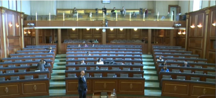 Pas vonesës së deputetëve, Armend Zemaj bën selfie para ulëseve të VV-së në Kuvend