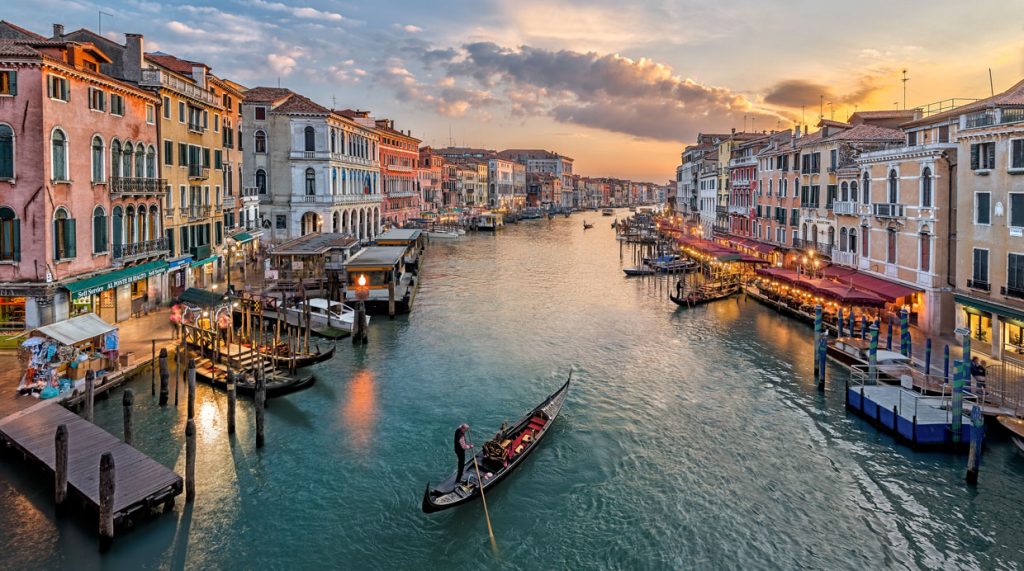 Uji ka mbuluar sheshin në Venezia