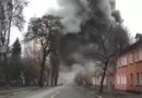 VIDEO/ Po lëvizte me makinë, qytetari kap momentin kur raketa shpërthen mbi qytetin e Chernihivit në Ukrainë