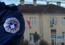 Sulm në Komunën e Suharekës: Zyrtari komunēs bën llom kolegen, s’e lë të dalë nga zyra