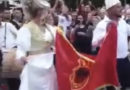 Pasi e konvertoj gruan gjermane në myslimane, e feston me flamur të UÇK-së midis sheshit
