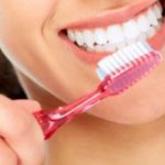 Në dukje i padëmshëm, ky zakon mund të jetë një “katastrofë” për dhëmbët tuaj